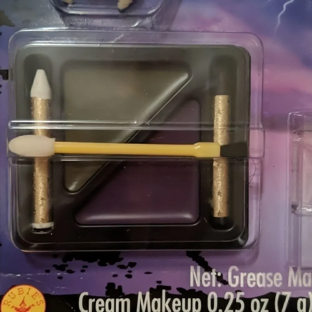 *NEW* VAMPIRE MAKEUP AND ACCESSORIES KIT